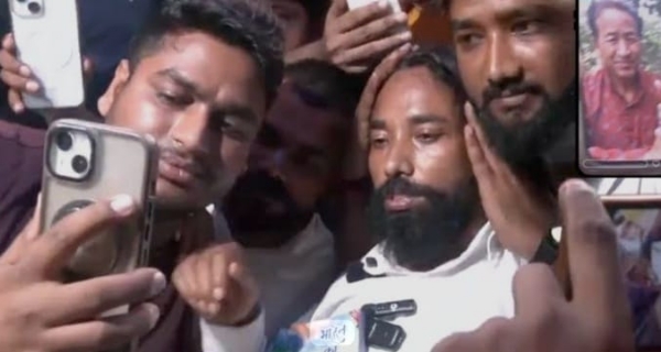वांकचुक से वार्ता करने के दौरान देवेन्द्रनाथ महतो सहित अन्य वांकचुक से वार्ता करने के दौरान देवेन्द्रनाथ महतो सहित अन्य