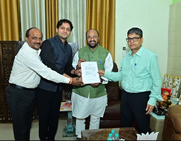 निजी विश्वविद्यालयों के प्रतिनिधियों को पत्र सौंपते मंत्री योगेन्द्र उपाध्याय