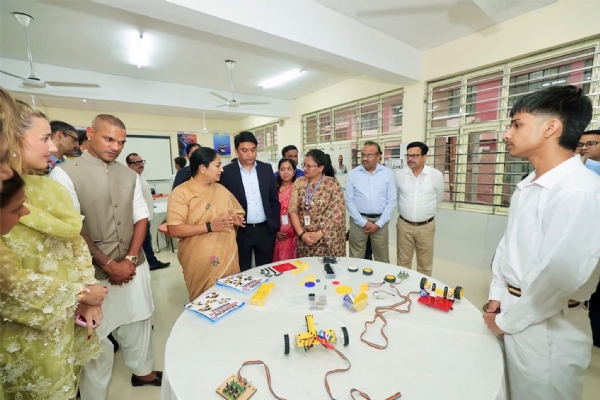 दिल्ली की मुख्यमंत्री रेखा गुप्ता स्टेम नवाचार लैब के उद्घाटन के दौरान बातचीत करते हुए दिल्ली की मुख्यमंत्री रेखा गुप्ता स्टेम नवाचार लैब के उद्घाटन के दौरान बातचीत करते हुए