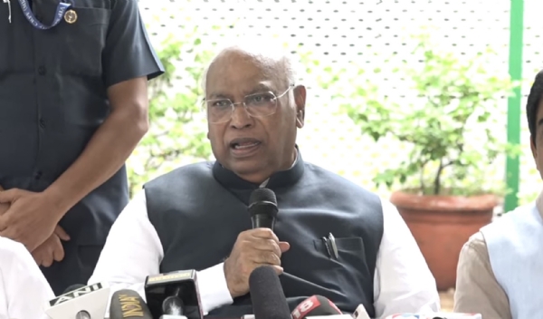 कांग्रेस अध्यक्ष एवं राज्यसभा में नेता प्रतिपक्ष मल्लिकार्जुन खरगे छात्र आंदोलन पर पुलिस कार्रवाई और संसद में गृह मंत्री के बयान की मांग को लेकर बुधवार को अपने आवास पर आयोजित पत्रकार वार्ता को संबोधित करते हुए।