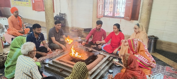 आर्य समाज महानगर रेलवे हरथला कॉलोनी में यज्ञ में आहुति देते लोग। आर्य समाज महानगर रेलवे हरथला कॉलोनी में यज्ञ में आहुति देते लोग।