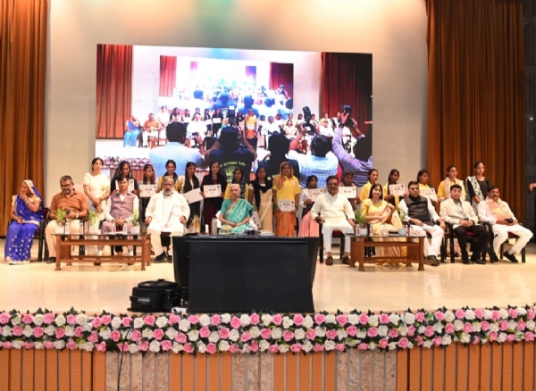राज्यपाल आंदनबेन पटेल राज्यपाल आंदनबेन पटेल