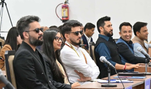 नेपाल के संसद में काला चश्मा पहने प्रधानमंत्री और उनके मंत्री नेपाल के संसद में काला चश्मा पहने प्रधानमंत्री और उनके मंत्री