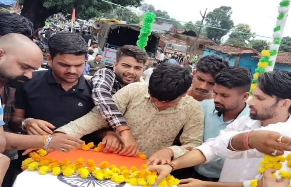 शहीद को अंतिम विदाई देते हुए परिजन
