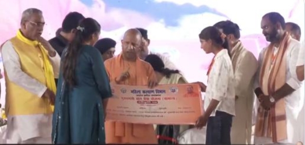 चेक प्रदान करते मुख्यमंत्री योगी आदित्यनाथ चेक प्रदान करते मुख्यमंत्री योगी आदित्यनाथ