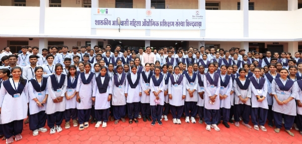मुख्यमंत्री डॉ. मोहन यादव का छिंदवाड़ा में आई टी आई में छात्र- छात्राओं के साथ समूह चित्र