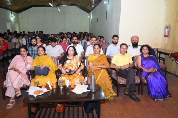 एमएलएसएम कालेज में दीक्षारंभ कार्यक्रम के दौरान। एमएलएसएम कालेज में दीक्षारंभ कार्यक्रम के दौरान।
