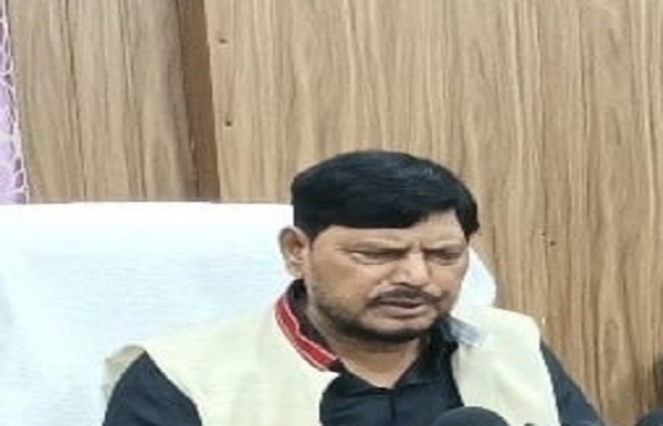 केंद्रीय सामाजिक न्याय एवं अधिकारिता राज्य मंत्री रामदास अठावले पत्रकारों से बातचीत करते हुए। केंद्रीय सामाजिक न्याय एवं अधिकारिता राज्य मंत्री रामदास अठावले पत्रकारों से बातचीत करते हुए।