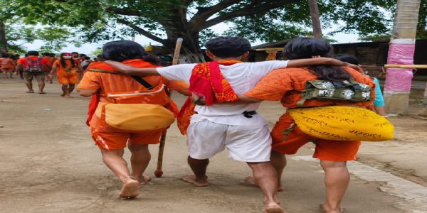 कांवरियापथि दृष्टा मानवतायाः प्रेरणा, श्रांतडाक इत्यस्मै गणाय साहाय्यं दत्वा मंदिरं यावत् प्रापितः