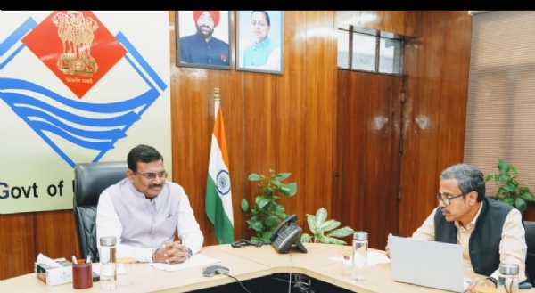 मुख्य सचिव आनंद बर्द्धन बैठक करते हुए।