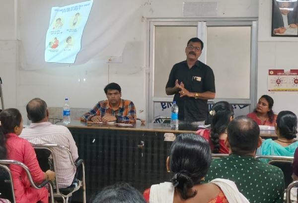 प्रशिक्षण देते पीएससी के एमओटीसी डॉ. संतोष कुमार।