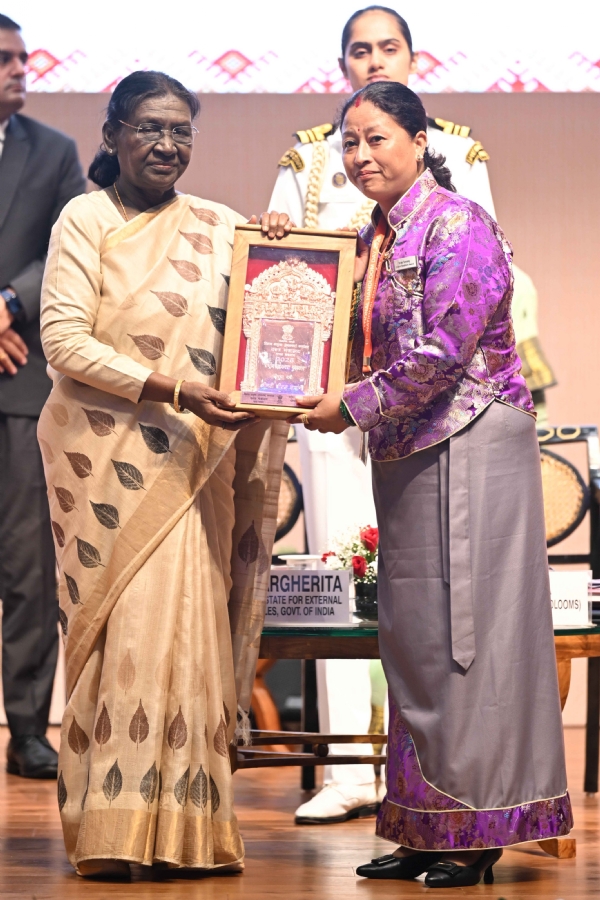 राष्ट्रपति द्रौपदी मुर्मू शुक्रवार को 12वें राष्ट्रीय हथकरघा दिवस समारोह में संत कबीर हथकरघा पुरस्कार प्रदान करते हुए