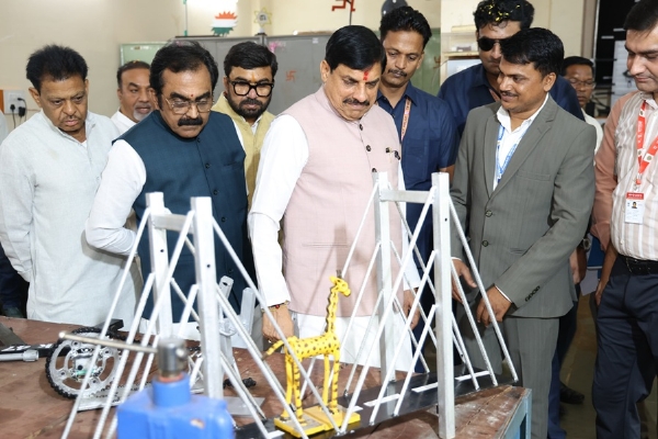 मुख्यमंत्री डॉ. मोहन यादव ने छिंदवाड़ा में आई टी आई का निरीक्षण किया