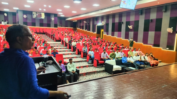 पूर्वांचल विश्वविद्यालय ने आयोजित नवाचार कार्यक्रम में उपस्थित छात्र छात्राएं पूर्वांचल विश्वविद्यालय ने आयोजित नवाचार कार्यक्रम में उपस्थित छात्र छात्राएं