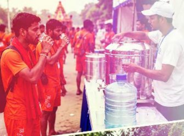 कांवड़िया शिविरों में भक्त प्रसाद ग्रहण करते कांवड़िया शिविरों में भक्त प्रसाद ग्रहण करते