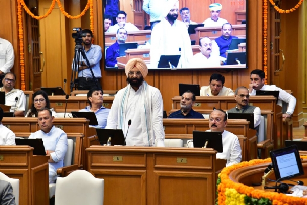 पर्यावरण एवं उद्योग मंत्री मनजिंदर सिंह सिरसा विधानसभा में बोलते हुए।