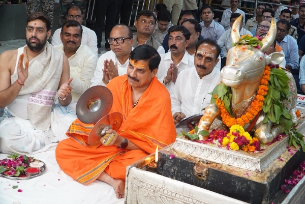 भगवान महाकाल की शयन आरती में झांझ बताते हुए मुख्यमंत्री भगवान महाकाल की शयन आरती में झांझ बताते हुए मुख्यमंत्री
