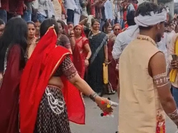 इंदौर में विश्व आदिवासी दिवस पर निकली विशाल रैली