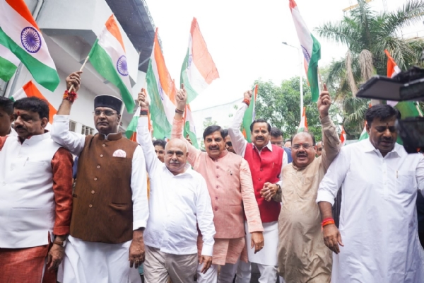 मुख्यमंत्री, भाजपा प्रदेश अध्यक्ष एवं प्रदेश प्रभारी डॉ. महेन्द्र सिंह ने भोपाल में तिरंगा यात्रा को हरी झंडी दिखाकर किया रवाना