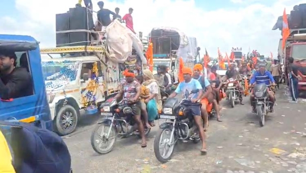 गंगाजल लेने आते डाक कांवड़िए गंगाजल लेने आते डाक कांवड़िए
