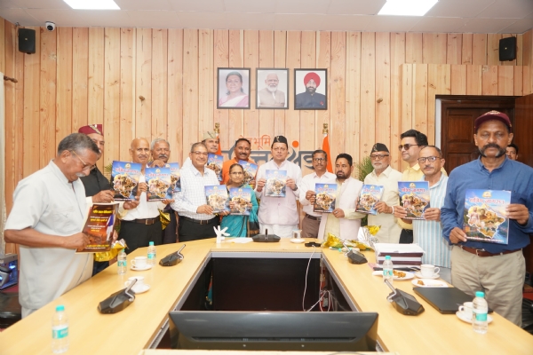 पुस्तक व वेबसाइट का विमोचन करते सीएम। पुस्तक व वेबसाइट का विमोचन करते सीएम।