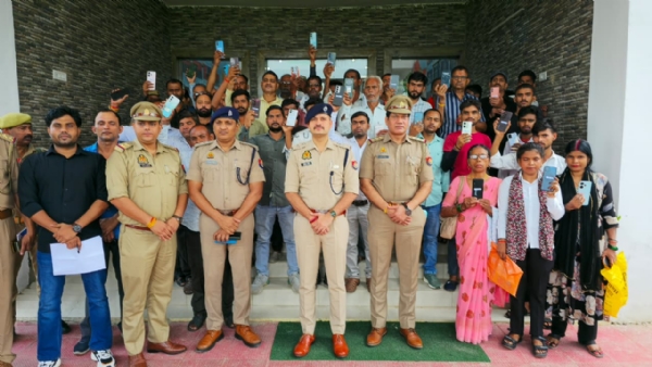 फोटो। गुम हुए मोबाइल पाकर खिले चेहरे फोटो। गुम हुए मोबाइल पाकर खिले चेहरे