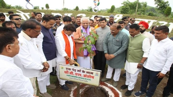 इंदौर में पौधरोपण करते हुए मंत्री विजयवर्गीय