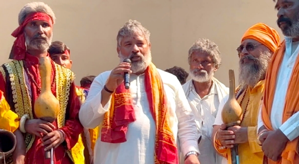 घुमंतू विकास बोर्ड के गठन पर मुख्यमंत्री योगी आदित्यनाथ का धन्यवाद देते और समाज को जागरूक करते घुमंतू जनजाति परिषद के प्रदेश संगठन मंत्री राजेश कुमार पांडेय (माइक पर बोलते)।