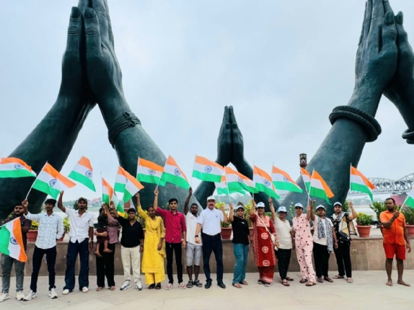 नमो घाट से हर घर तिरंगा - हर घाट तिरंगा अभियान की शुरुआत करते नमामि गंगे कार्यकर्ता
