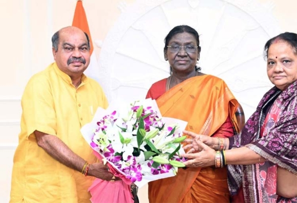 विधायक पुरंदर मिश्रा राष्ट्रपति द्रौपदी मुर्मू काे नुआखाई पर्व में शामिल हाेने का निमंत्रण देते हुए
