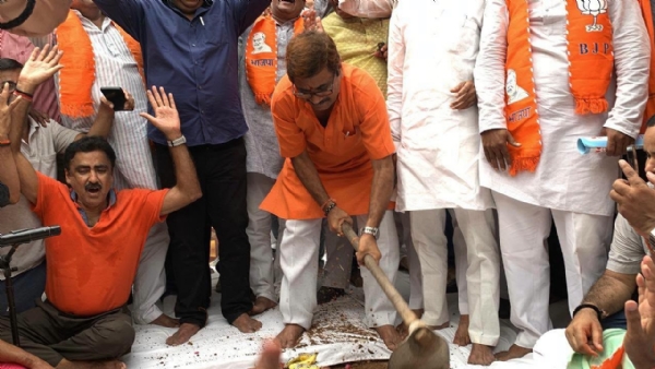 दालमंडी मार्ग चौड़ीकरण परियोजना में भूमिपूजन करते विधायक नीलकंठ तिवारी