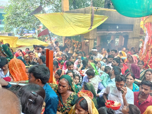 अदलपुरा स्थित बड़ी शीतला माता मंदिर में भक्तों की भीड़।