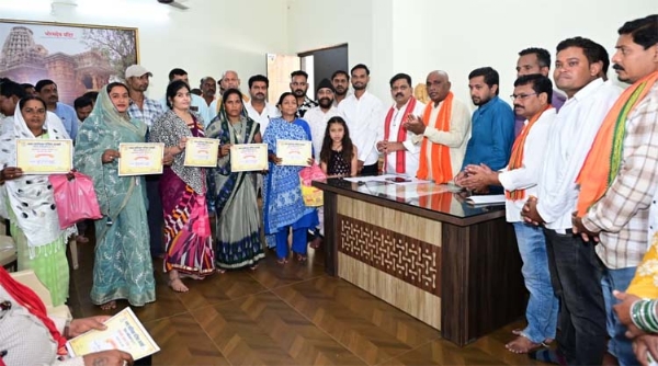 उप मुख्यमंत्री विजय शर्मा हितग्राहियों को आवास निर्माण के लिए स्वीकृति पत्र प्रदान करते हुए