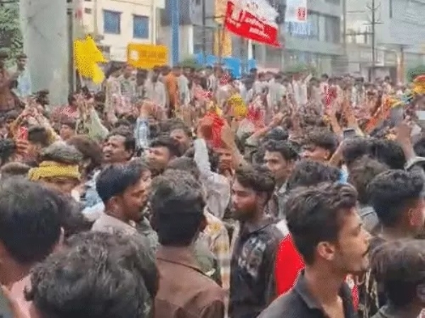 इंदौर में विश्व आदिवासी दिवस पर निकली विशाल रैली