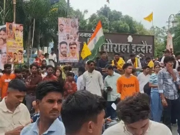 इंदौर में विश्व आदिवासी दिवस पर निकली विशाल रैली
