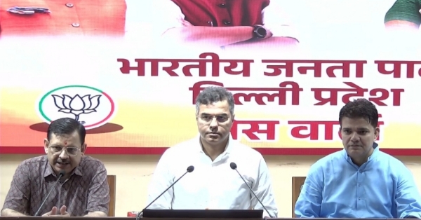 दिल्ली के उपमुख्यमंत्री प्रवेश वर्मा के साथ अन्य लोग मौजूद। दिल्ली के उपमुख्यमंत्री प्रवेश वर्मा के साथ अन्य लोग मौजूद।