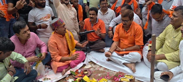 दालमंडी मार्ग चौड़ीकरण परियोजना में भूमिपूजन करते विधायक नीलकंठ तिवारी