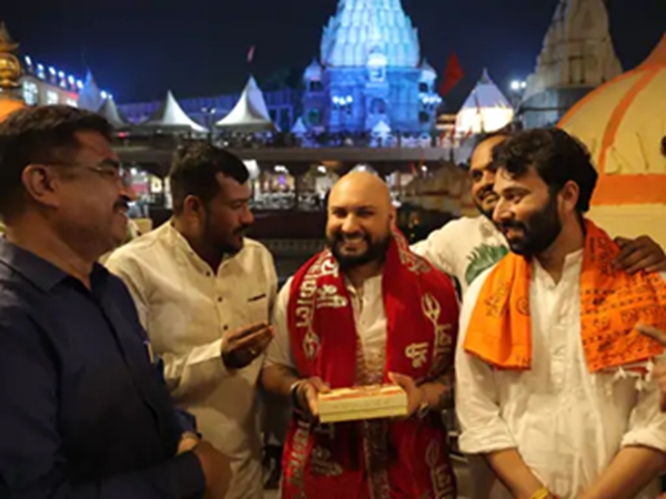 उज्जैन में महाकाल मंदिर पहुंचे पार्श्व गायक बी प्राक उज्जैन में महाकाल मंदिर पहुंचे पार्श्व गायक बी प्राक