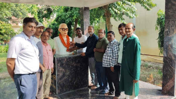 फोटो। काकोरी कांड के महानायक मुकुंदी लाल गुप्ता को विचित्र पहल ने किया नमन