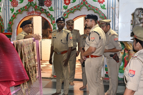 मंदिर का जायजा लेते डीआईजी, एसपी