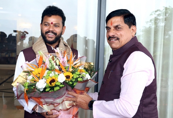 मुख्यमंत्री निवास पहुंचने पर केन्द्रीय मंत्री नायडू का स्वागत करते हुए मुख्यमंत्री डॉ. यादव मुख्यमंत्री निवास पहुंचने पर केन्द्रीय मंत्री नायडू का स्वागत करते हुए मुख्यमंत्री डॉ. यादव