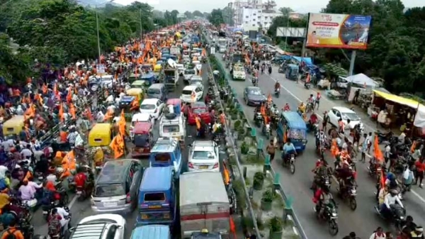 राजमार्ग पर कांवड़ियों की भीड़