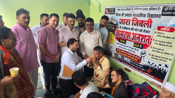जूस पिलाकर धरना समाप्त करवाते अधिकारी। जूस पिलाकर धरना समाप्त करवाते अधिकारी।