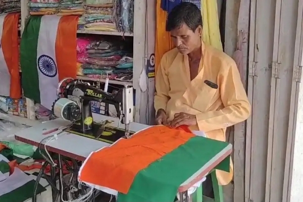 असमः राष्ट्रीय ध्वज तैयार करते कलगछिया निवासी पीयार अली। फाइल फोटो