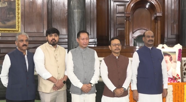 लोकसभा अध्यक्ष ओम बिरला के साथ अन्य लोग मौजूद। लोकसभा अध्यक्ष ओम बिरला के साथ अन्य लोग मौजूद।