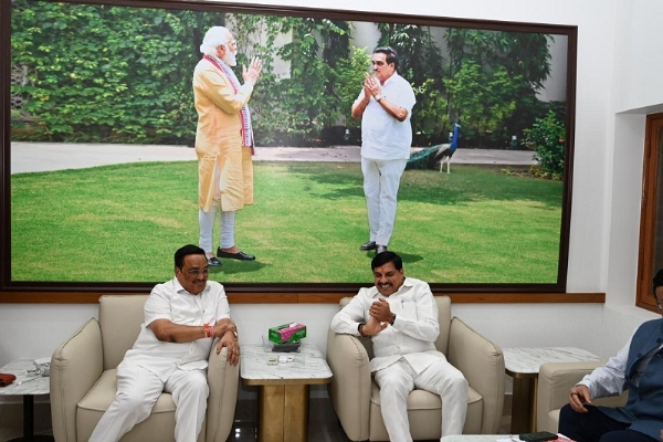 केंद्रीय जल शक्ति मंत्री पाटिल से मुलाकात के दौरान चर्चा करते हुए मप्र के मुख्यमंत्री केंद्रीय जल शक्ति मंत्री पाटिल से मुलाकात के दौरान चर्चा करते हुए मप्र के मुख्यमंत्री