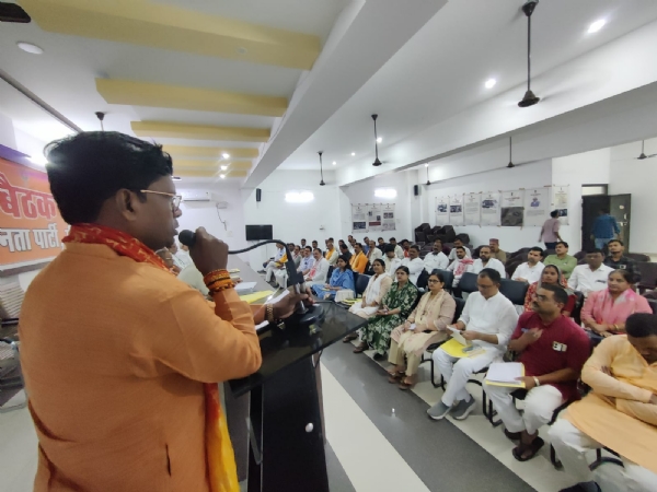 बैठक को सम्बोधित करते जिलाध्यक्ष एवं मुख्य अतिथि लाल बहादुर सरोज बैठक को सम्बोधित करते जिलाध्यक्ष एवं मुख्य अतिथि लाल बहादुर सरोज