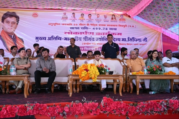 शिवपुरी जिले में भूमिपूजन कार्यक्रम में शामिल हुए सिंधिया