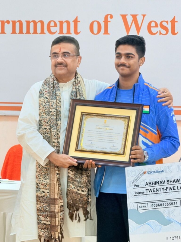 अभिनव साहू को चेक देते मुख्यमंत्री अभिनव साहू को चेक देते मुख्यमंत्री