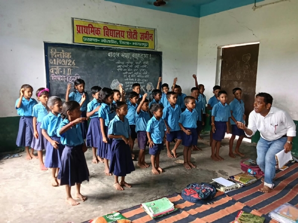 बच्चों को पढ़ाते उत्तम कुमार बच्चों को पढ़ाते उत्तम कुमार